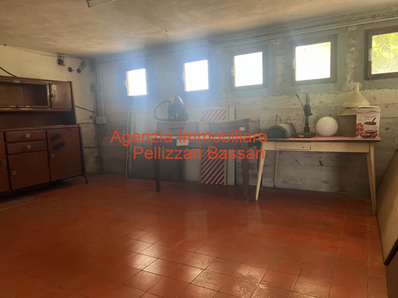 Scopri questa splendida villa in mattoni faccia vista, situata nel cuore della tranquillità di Ar...