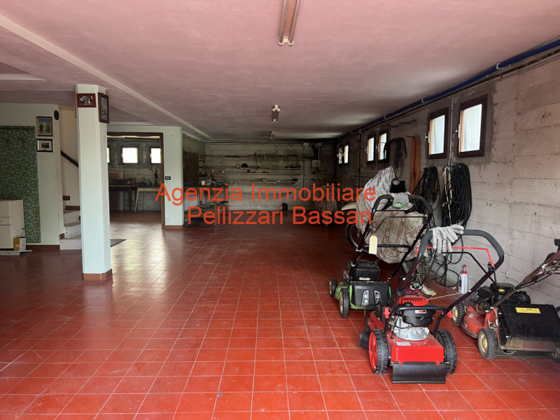 Scopri questa splendida villa in mattoni faccia vista, situata nel cuore della tranquillità di Ar...