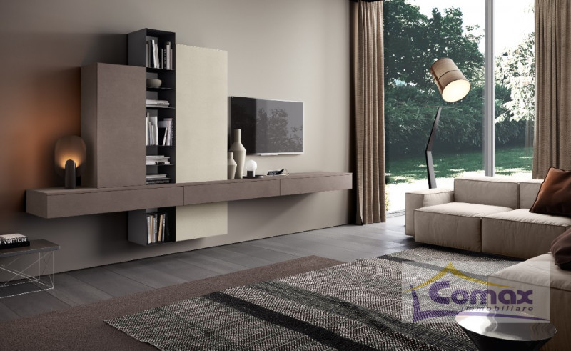 Scopri questo incantevole appartamento trilocale situato al piano terra di una trifamiliare nel c...