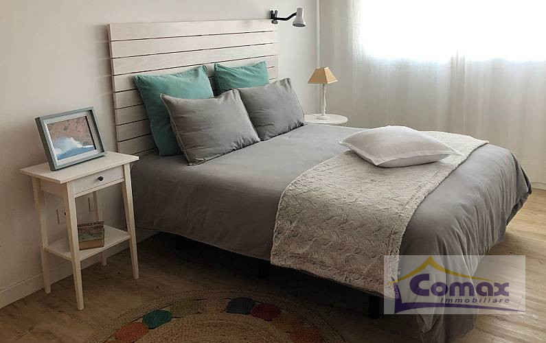 Scopri questo incantevole appartamento trilocale situato al piano terra di una trifamiliare nel c...