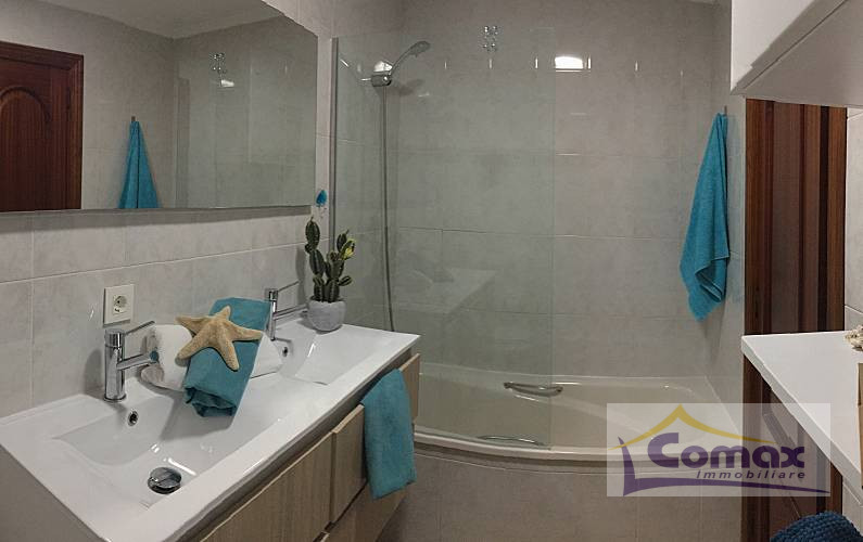 Scopri questo incantevole appartamento trilocale situato al piano terra di una trifamiliare nel c...