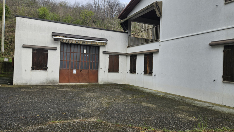 Proponiamo in vendita in esclusiva un laboratorio situato nel Comune di Cinto Euganeo.
Il laborat...