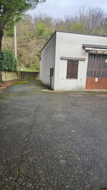 Proponiamo in vendita in esclusiva un laboratorio situato nel Comune di Cinto Euganeo.
Il laborat...