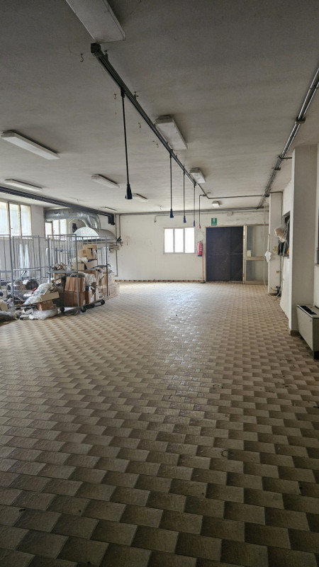 Proponiamo in vendita in esclusiva un laboratorio situato nel Comune di Cinto Euganeo.
Il laborat...