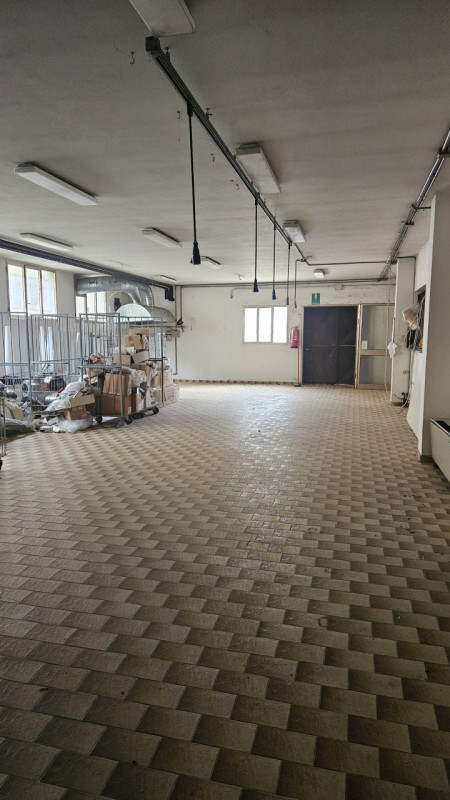 Proponiamo in vendita in esclusiva un laboratorio situato nel Comune di Cinto Euganeo.
Il laborat...