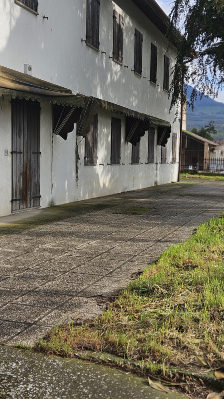 Proponiamo in vendita in esclusiva un laboratorio situato nel Comune di Cinto Euganeo.
Il laborat...