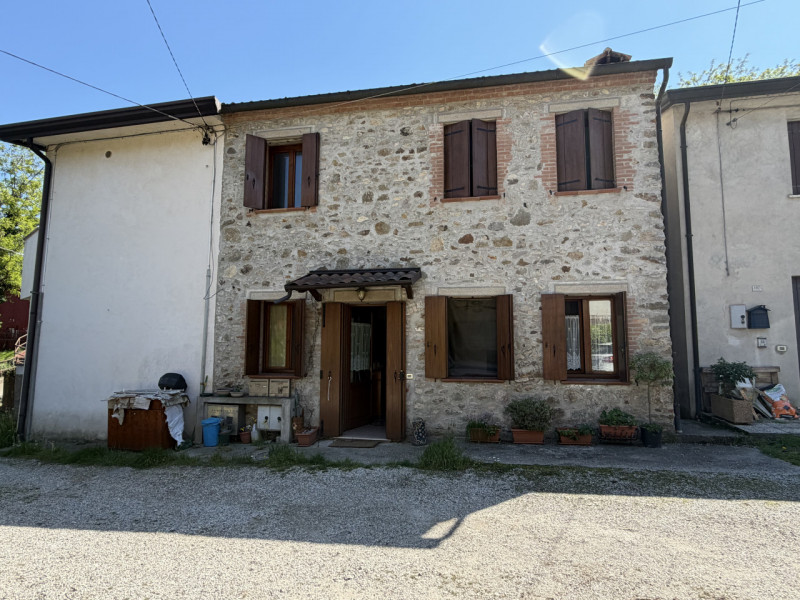 Proponiamo in vendita un accogliente appartamento al piano terra situato nel cuore di Galzignano ...