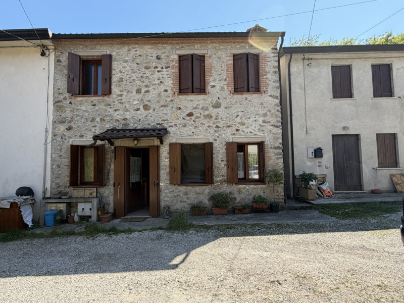 Proponiamo in vendita un accogliente appartamento al piano terra situato nel cuore di Galzignano ...