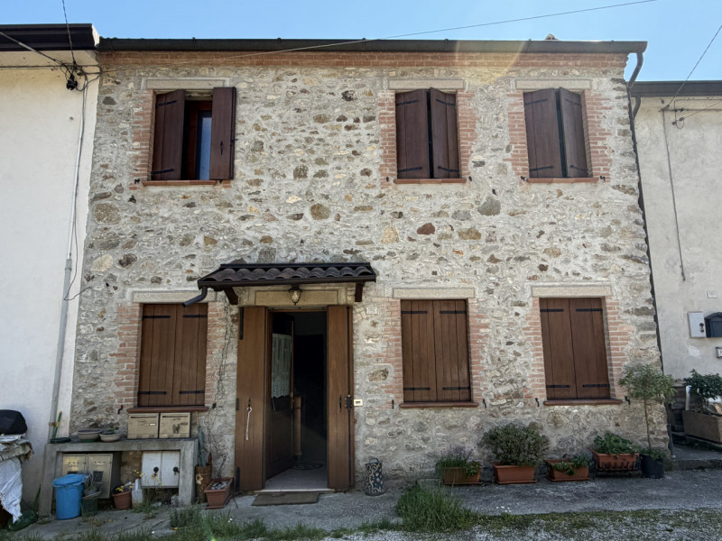 Proponiamo in vendita un accogliente appartamento al piano terra situato nel cuore di Galzignano ...