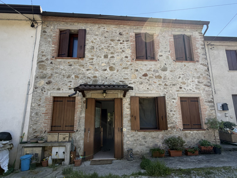 Proponiamo in vendita un accogliente appartamento al piano terra situato nel cuore di Galzignano ...