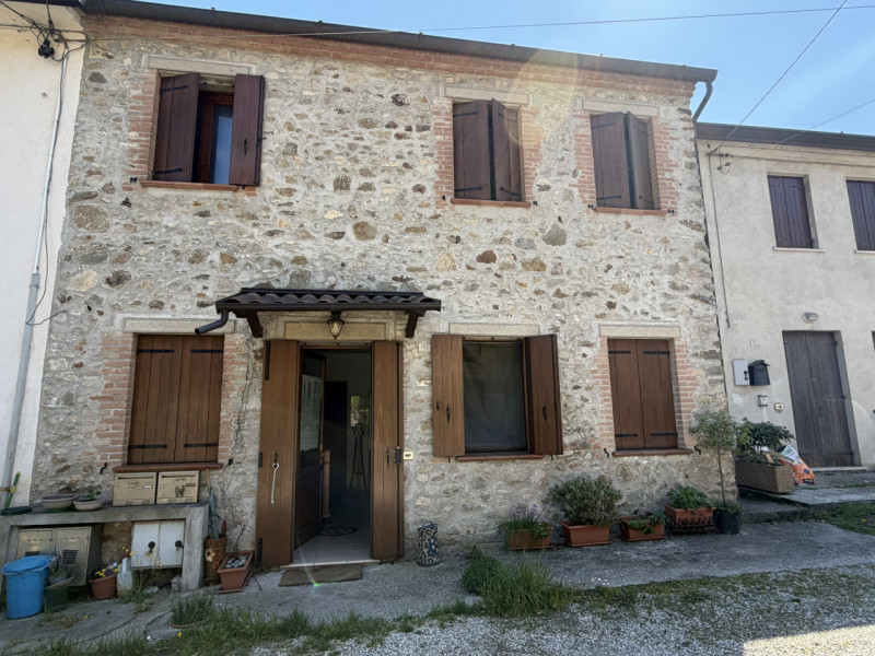 Proponiamo in vendita un accogliente appartamento al piano terra situato nel cuore di Galzignano ...