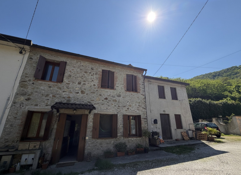 Proponiamo in vendita un accogliente appartamento al piano terra situato nel cuore di Galzignano ...
