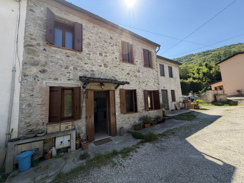 Proponiamo in vendita un accogliente appartamento al piano terra situato nel cuore di Galzignano ...
