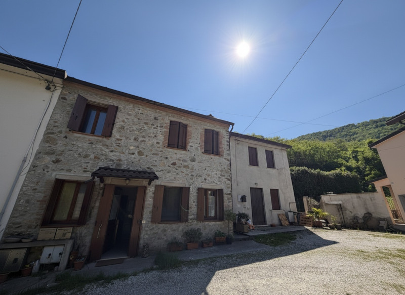 Proponiamo in vendita un accogliente appartamento al piano terra situato nel cuore di Galzignano ...