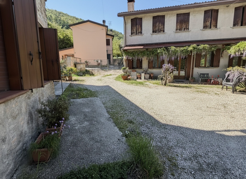 Proponiamo in vendita un accogliente appartamento al piano terra situato nel cuore di Galzignano ...