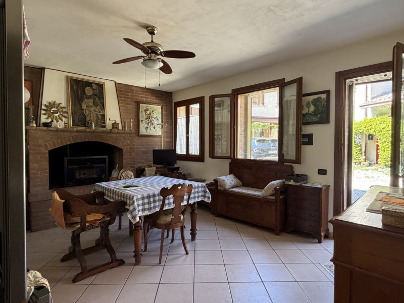 Proponiamo in vendita un accogliente appartamento al piano terra situato nel cuore di Galzignano ...