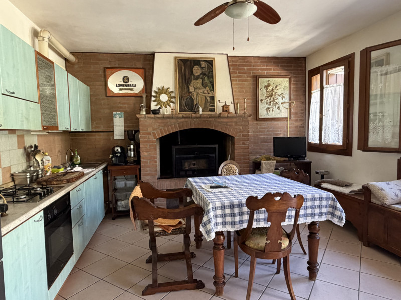 Proponiamo in vendita un accogliente appartamento al piano terra situato nel cuore di Galzignano ...