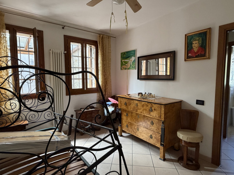 Proponiamo in vendita un accogliente appartamento al piano terra situato nel cuore di Galzignano ...