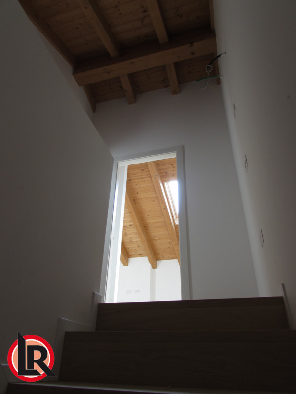 Si affitta appartamento duplex con tre camere da letto e due bagni in Via XX Settembre a Camisano...