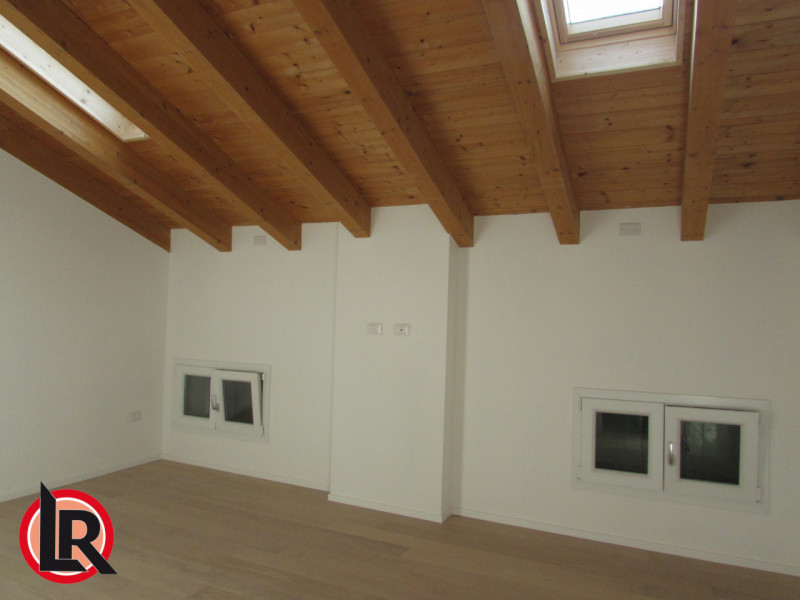 Si affitta appartamento duplex con tre camere da letto e due bagni in Via XX Settembre a Camisano...