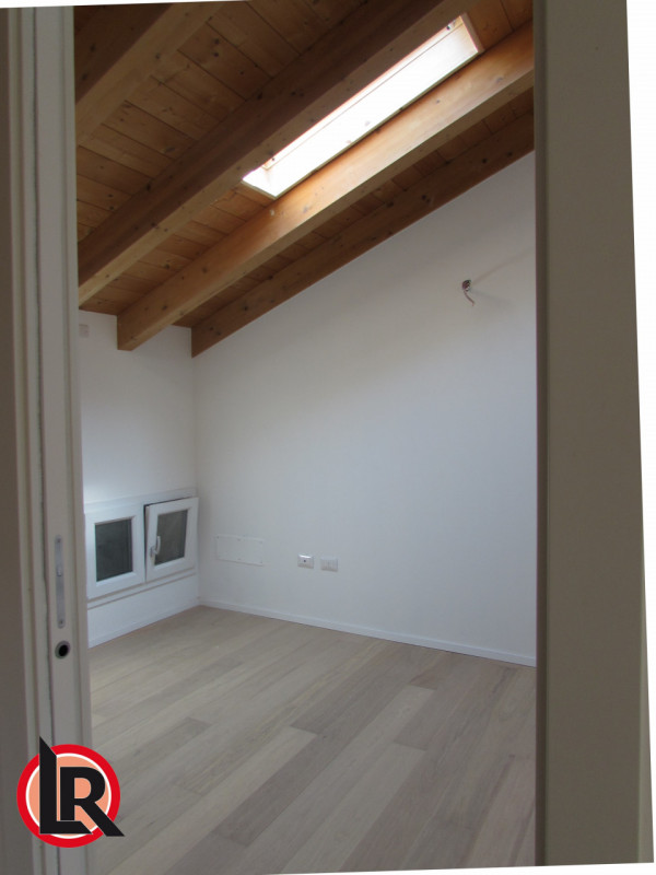 Si affitta appartamento duplex con tre camere da letto e due bagni in Via XX Settembre a Camisano...