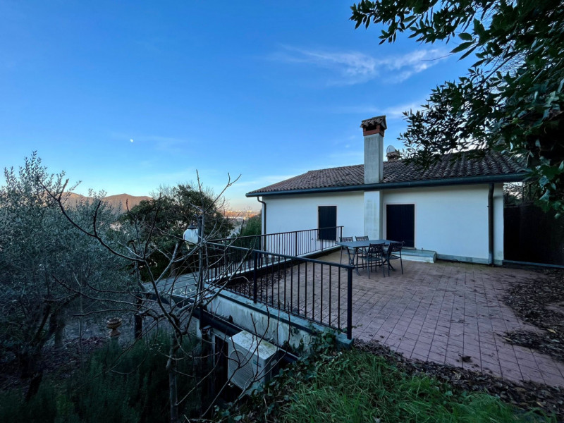 GALZIGNANO TERME - Valsanzibio: Villa contemporanea situata in posizione dominante con vista pano...