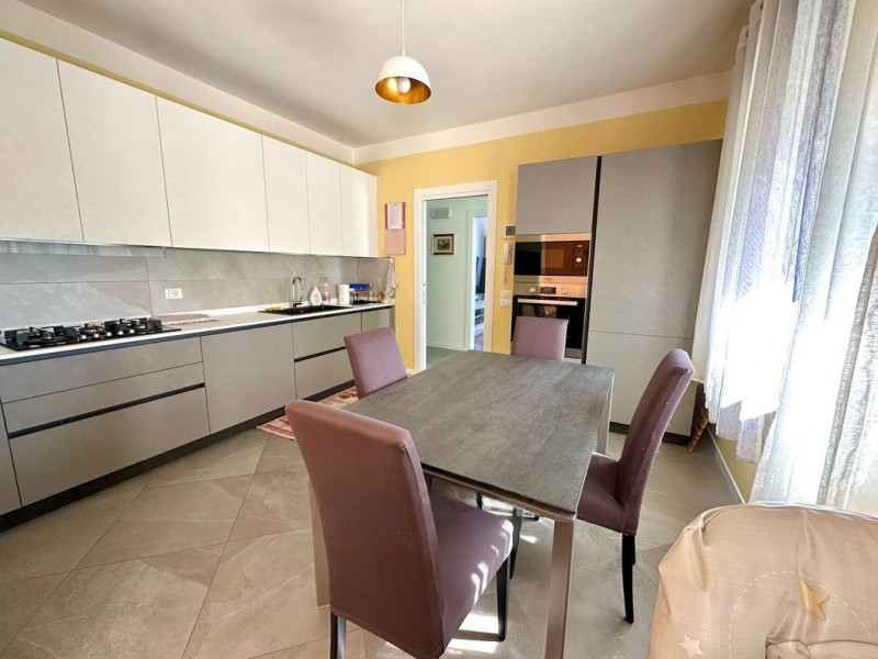 Inserita in un contesto residenziale di assoluta tranquillità, con affaccio sul verde di un sugge...