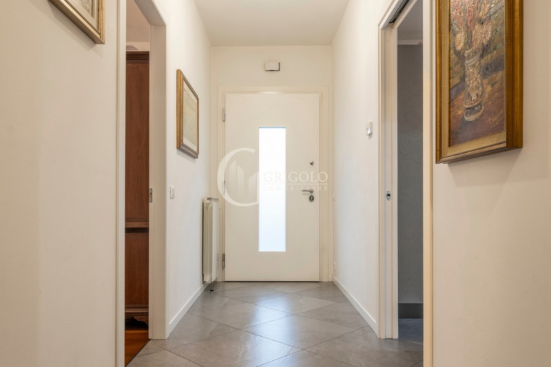 Inserita in un contesto residenziale di assoluta tranquillità, con affaccio sul verde di un sugge...