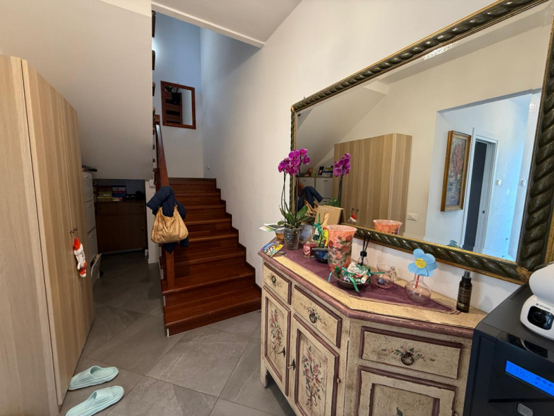 Inserita in un contesto residenziale di assoluta tranquillità, con affaccio sul verde di un sugge...