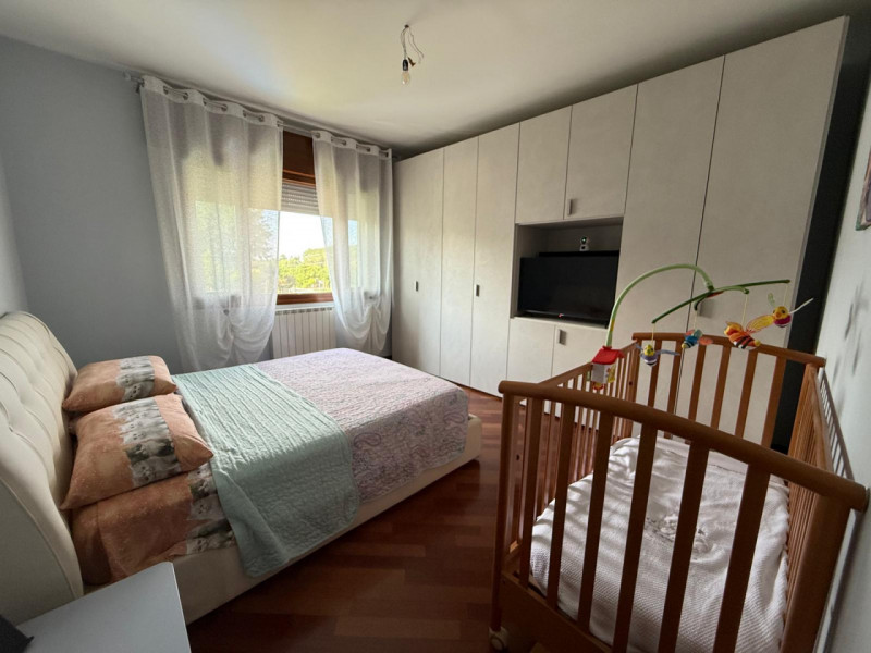 Inserita in un contesto residenziale di assoluta tranquillità, con affaccio sul verde di un sugge...