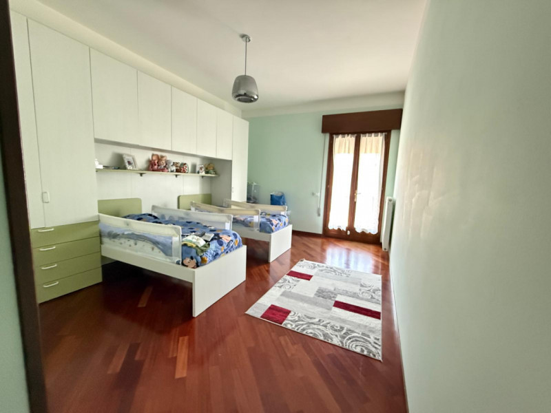 Inserita in un contesto residenziale di assoluta tranquillità, con affaccio sul verde di un sugge...