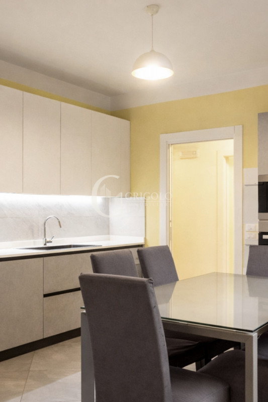 Inserita in un contesto residenziale di assoluta tranquillità, con affaccio sul verde di un sugge...