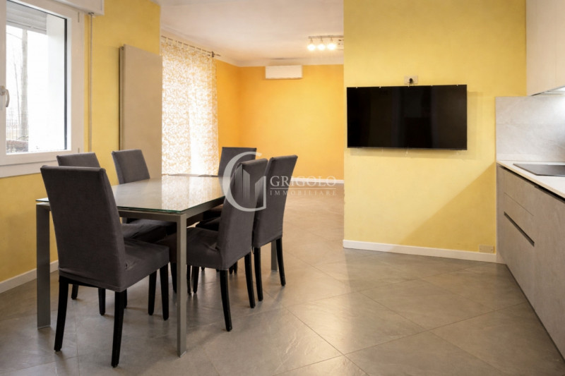 Inserita in un contesto residenziale di assoluta tranquillità, con affaccio sul verde di un sugge...