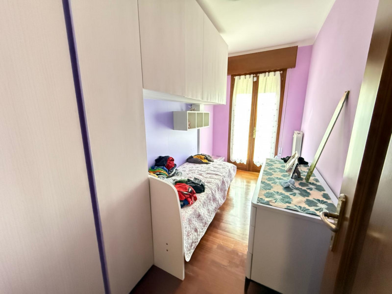 Inserita in un contesto residenziale di assoluta tranquillità, con affaccio sul verde di un sugge...