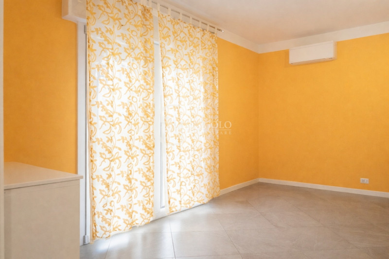 Inserita in un contesto residenziale di assoluta tranquillità, con affaccio sul verde di un sugge...