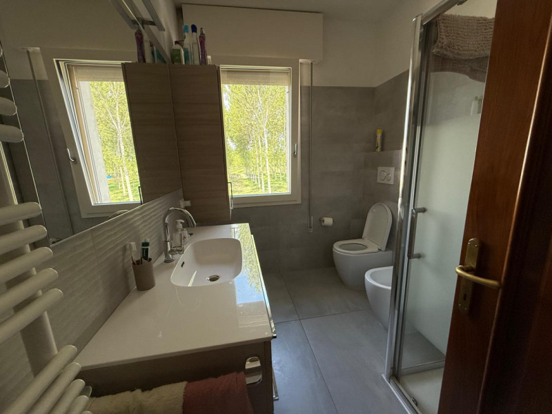 Inserita in un contesto residenziale di assoluta tranquillità, con affaccio sul verde di un sugge...