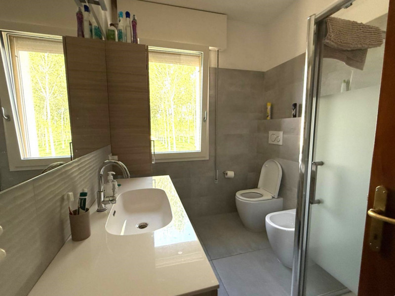 Inserita in un contesto residenziale di assoluta tranquillità, con affaccio sul verde di un sugge...