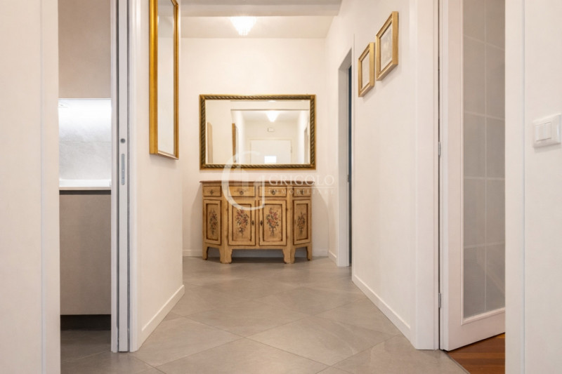 Inserita in un contesto residenziale di assoluta tranquillità, con affaccio sul verde di un sugge...