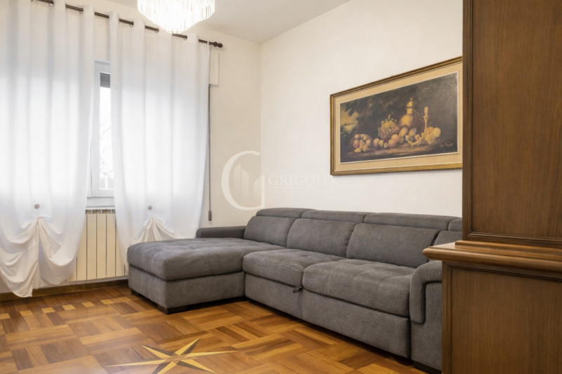 Inserita in un contesto residenziale di assoluta tranquillità, con affaccio sul verde di un sugge...