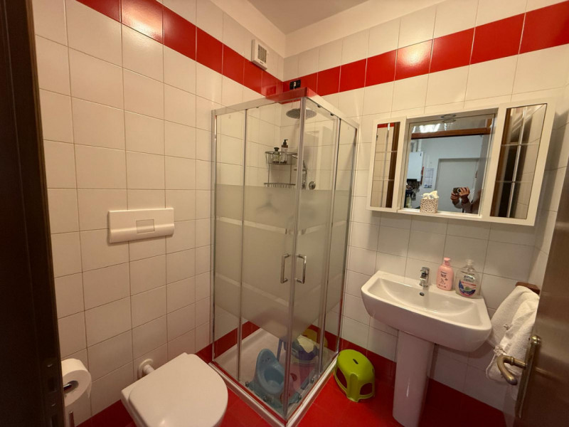 Inserita in un contesto residenziale di assoluta tranquillità, con affaccio sul verde di un sugge...