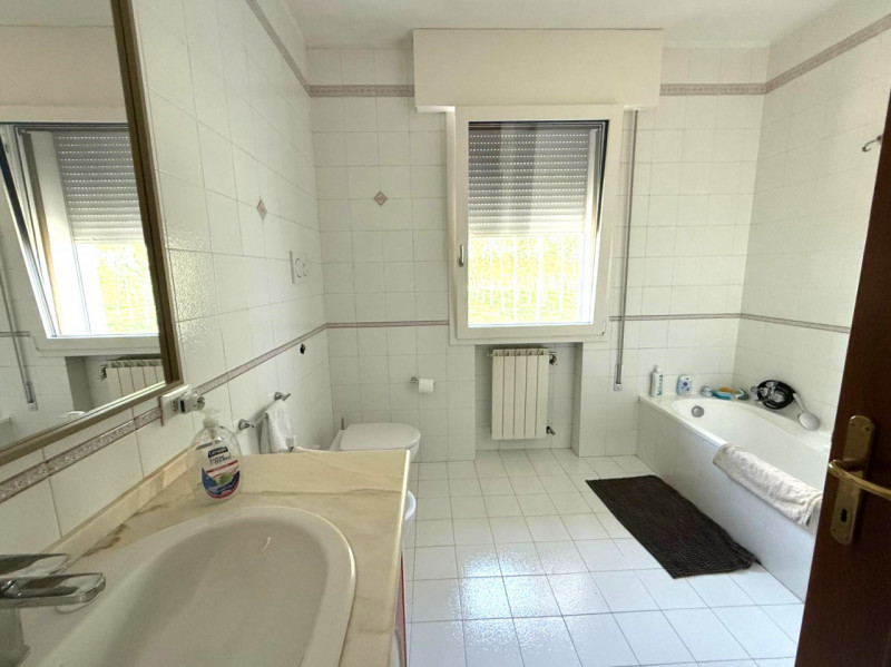 Inserita in un contesto residenziale di assoluta tranquillità, con affaccio sul verde di un sugge...