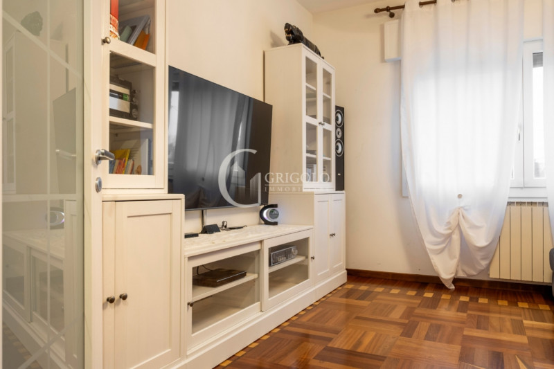 Inserita in un contesto residenziale di assoluta tranquillità, con affaccio sul verde di un sugge...