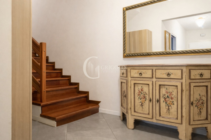 Inserita in un contesto residenziale di assoluta tranquillità, con affaccio sul verde di un sugge...