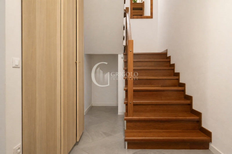 Inserita in un contesto residenziale di assoluta tranquillità, con affaccio sul verde di un sugge...