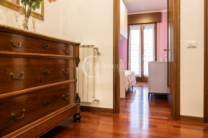 Inserita in un contesto residenziale di assoluta tranquillità, con affaccio sul verde di un sugge...