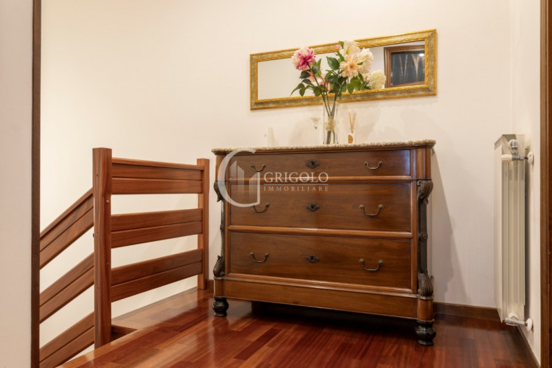 Inserita in un contesto residenziale di assoluta tranquillità, con affaccio sul verde di un sugge...