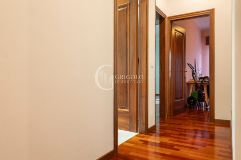 Inserita in un contesto residenziale di assoluta tranquillità, con affaccio sul verde di un sugge...