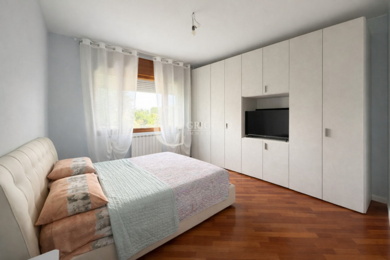 Inserita in un contesto residenziale di assoluta tranquillità, con affaccio sul verde di un sugge...