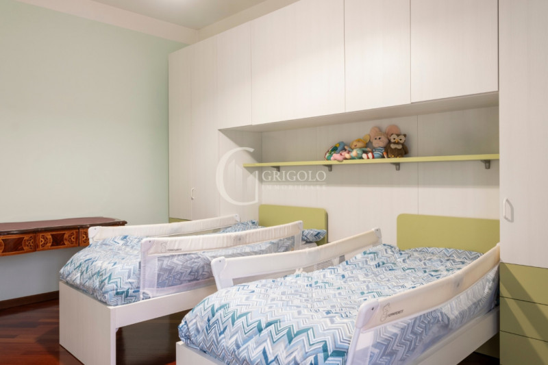 Inserita in un contesto residenziale di assoluta tranquillità, con affaccio sul verde di un sugge...