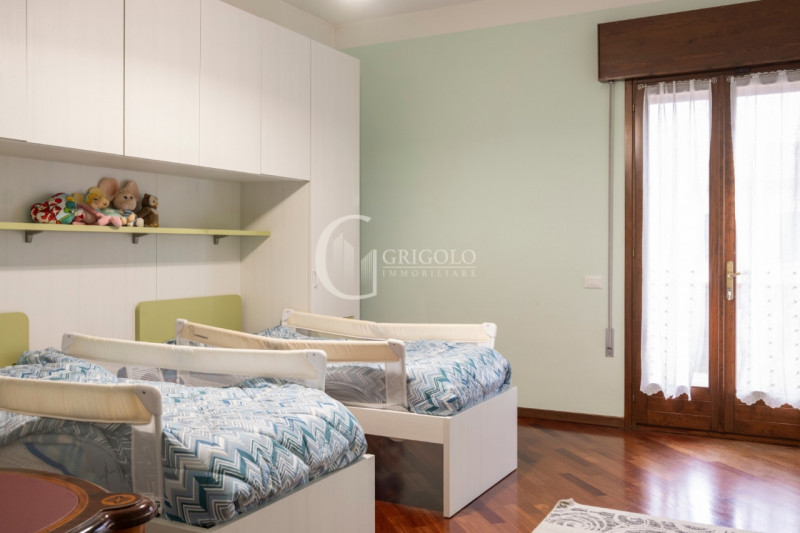 Inserita in un contesto residenziale di assoluta tranquillità, con affaccio sul verde di un sugge...